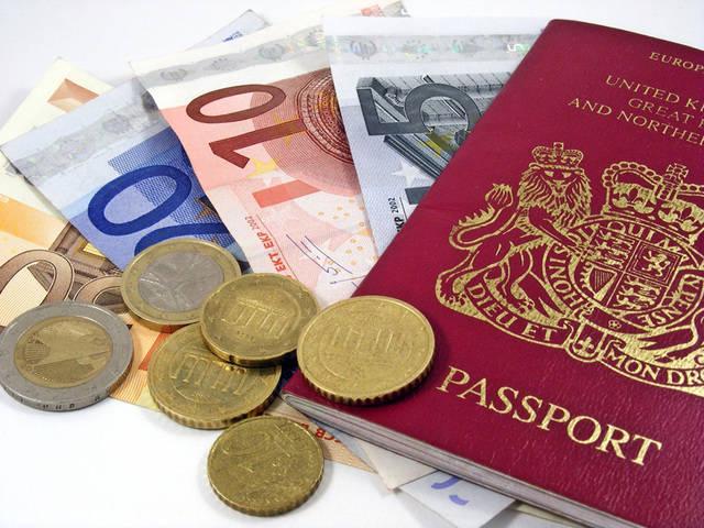 รูปภาพ:http://ipsosasiapacific.com/wp-content/uploads/sites/3/2015/04/british-passport-money-euros-cash-travel-notes-coins-change_64289701.jpg