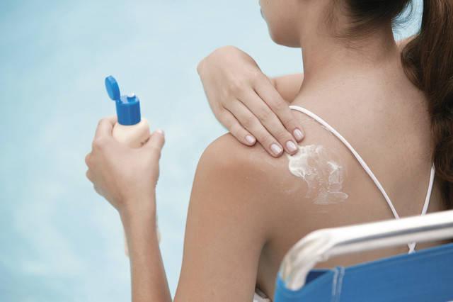 รูปภาพ:http://www.skincancer.org/Media/Default/Page/prevention/sun-protection/sunscreen/sunscreenback.jpg