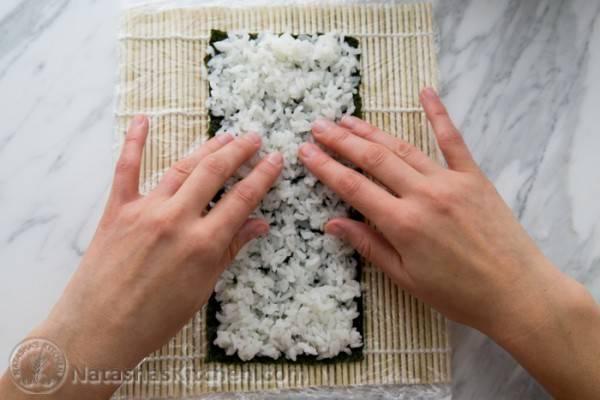 รูปภาพ:http://natashaskitchen.com/wp-content/uploads/2013/10/Sushi-Rice-California-Rolls-Recipe-16-600x400.jpg