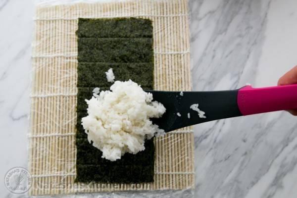 รูปภาพ:http://natashaskitchen.com/wp-content/uploads/2013/10/Sushi-Rice-California-Rolls-Recipe-15-600x400.jpg