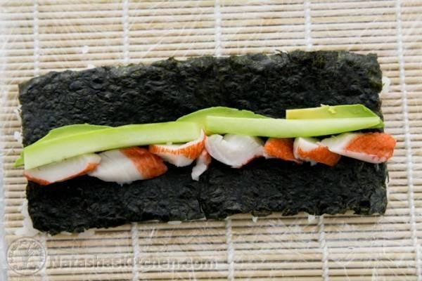 รูปภาพ:http://natashaskitchen.com/wp-content/uploads/2013/10/Sushi-Rice-California-Rolls-Recipe-18-600x400.jpg