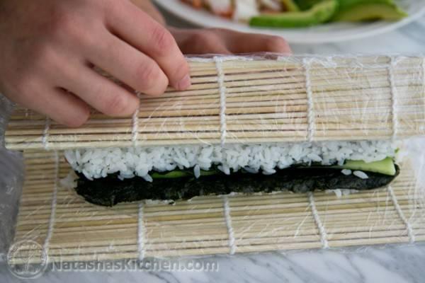 รูปภาพ:http://natashaskitchen.com/wp-content/uploads/2013/10/Sushi-Rice-California-Rolls-Recipe-19-600x400.jpg