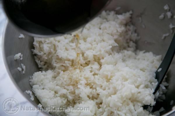 รูปภาพ:http://natashaskitchen.com/wp-content/uploads/2013/10/Sushi-Rice-California-Rolls-Recipe-11-600x400.jpg