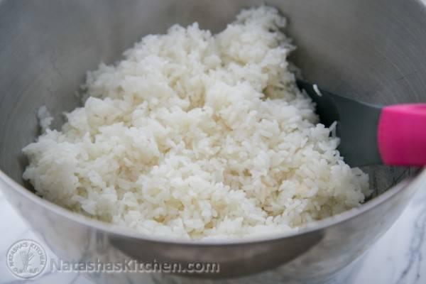 รูปภาพ:http://natashaskitchen.com/wp-content/uploads/2013/10/Sushi-Rice-California-Rolls-Recipe-9-600x400.jpg