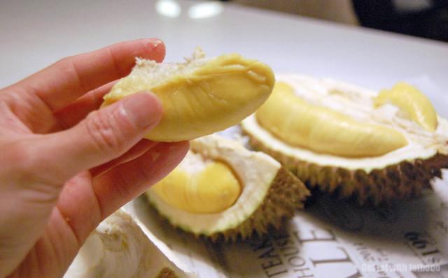 รูปภาพ:http://fatboo.com/wp-content/uploads/2014/06/Opening-Durian-9591.jpg