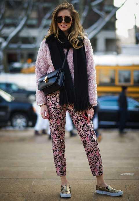 รูปภาพ:http://www.latesthairstylestrends.com/wp-content/uploads/2015/07/A-Trendy-Weekend-Outfit-Idea-in-Pink-with-Floral-Print-Pants.jpg