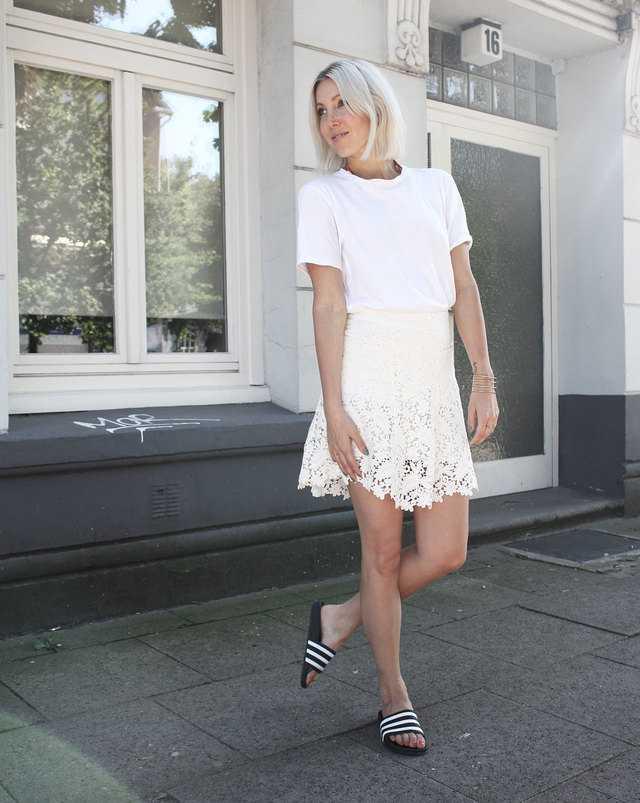 รูปภาพ:http://stryletz.com/wp-content/uploads/2015/08/almost-all-white-maje-acne-t-shirt-adidas-slides-look-lotd-ootd-outfit-style-summer-fashion-blog-stryleTZ-01.jpg