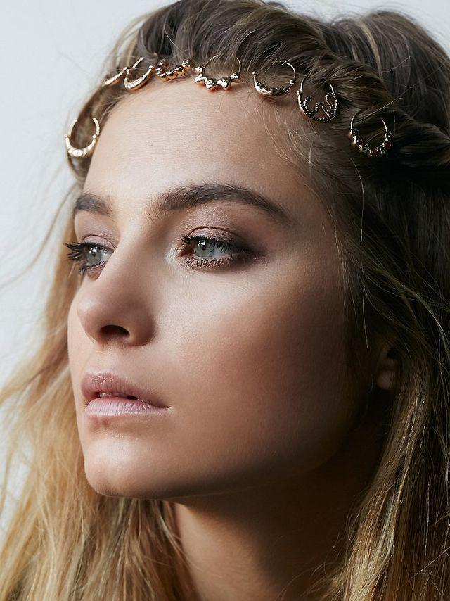 รูปภาพ:https://cdnc.lystit.com/photos/83d0-2015/12/12/free-people-gold-womens-stone-detail-hair-rings-product-0-533884884-normal.jpeg