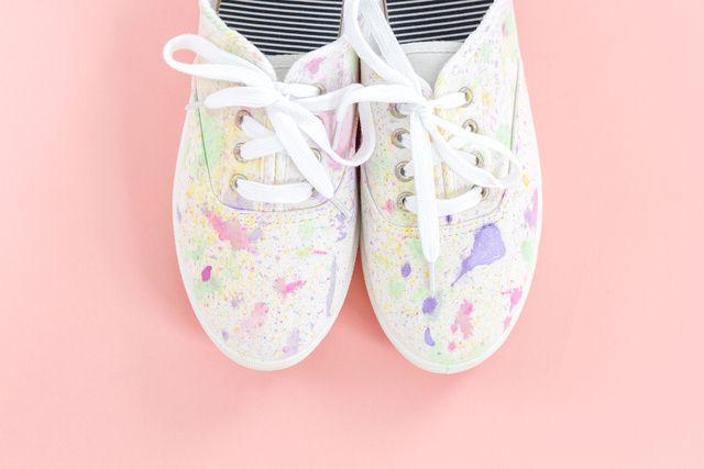รูปภาพ:http://www.dreamgreendiy.com/wp-content/uploads/2015/09/14-32170-post/DIY-Paint-Splatter-Shoes-19.jpg