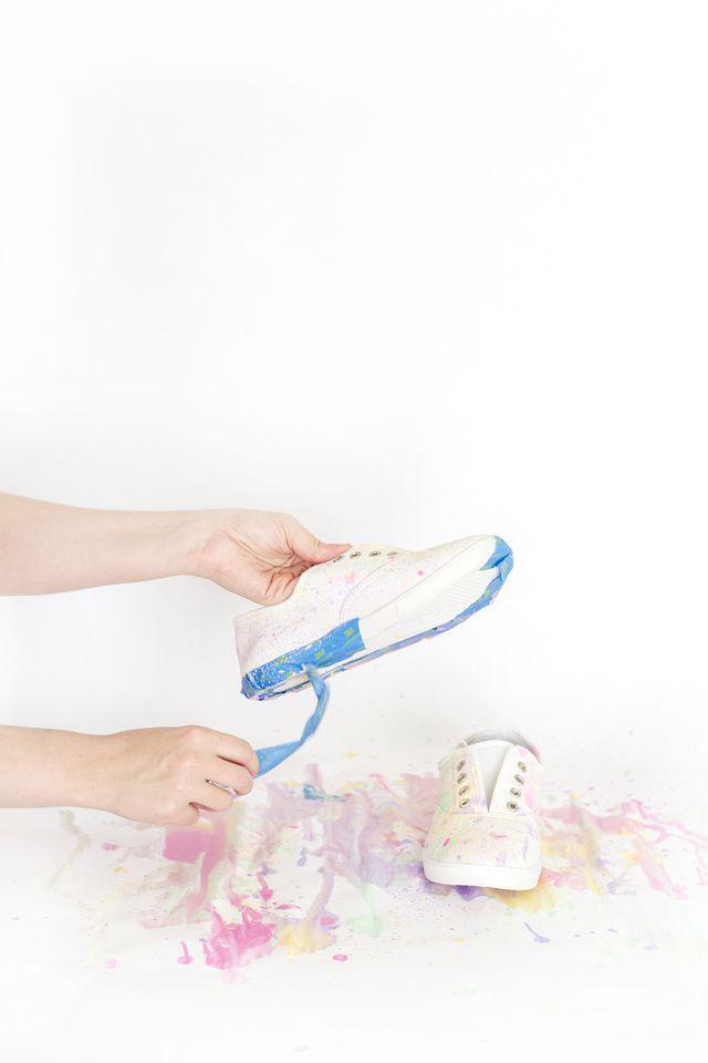รูปภาพ:http://www.dreamgreendiy.com/wp-content/uploads/2015/09/15-32170-post/DIY-Paint-Splatter-Shoes-11.jpg