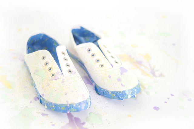 รูปภาพ:http://www.dreamgreendiy.com/wp-content/uploads/2015/09/14-32170-post/DIY-Paint-Splatter-Shoes-05.jpg