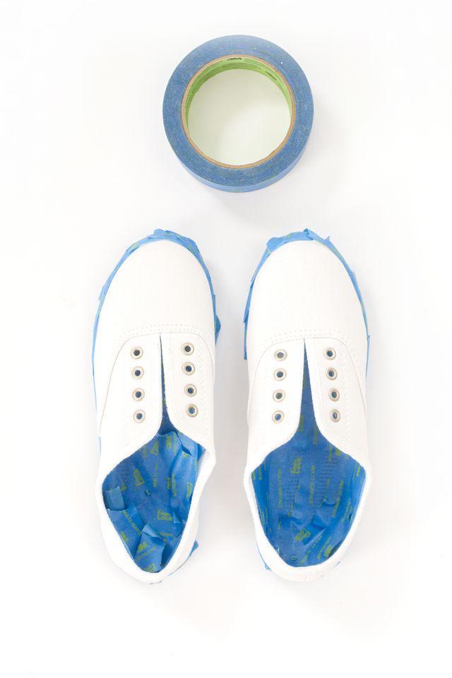 รูปภาพ:http://www.dreamgreendiy.com/wp-content/uploads/2015/09/14-32170-post/DIY-Paint-Splatter-Shoes-02.jpg