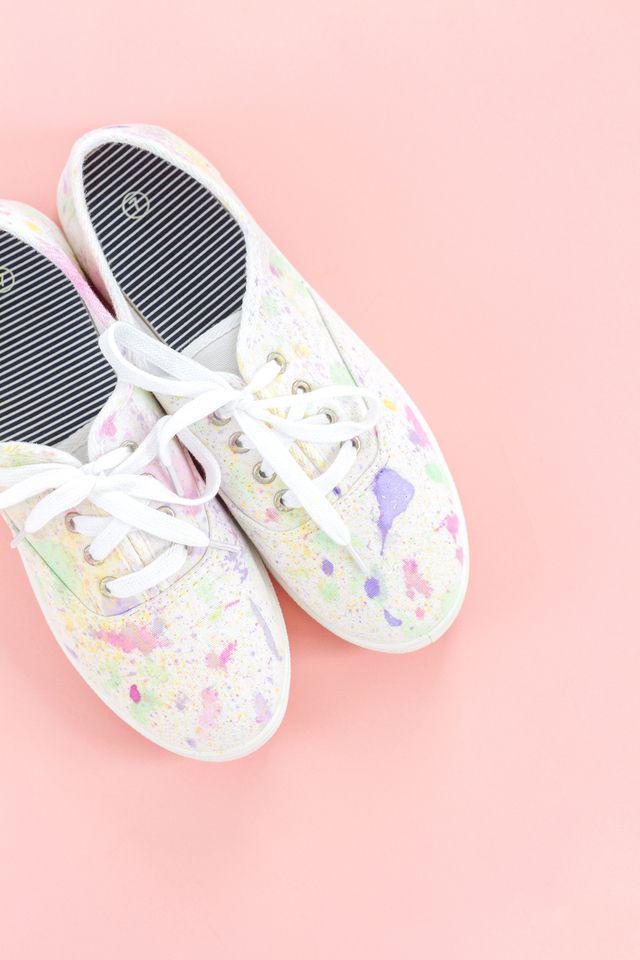 รูปภาพ:http://www.dreamgreendiy.com/wp-content/uploads/2015/09/14-32170-post/DIY-Paint-Splatter-Shoes-18.jpg