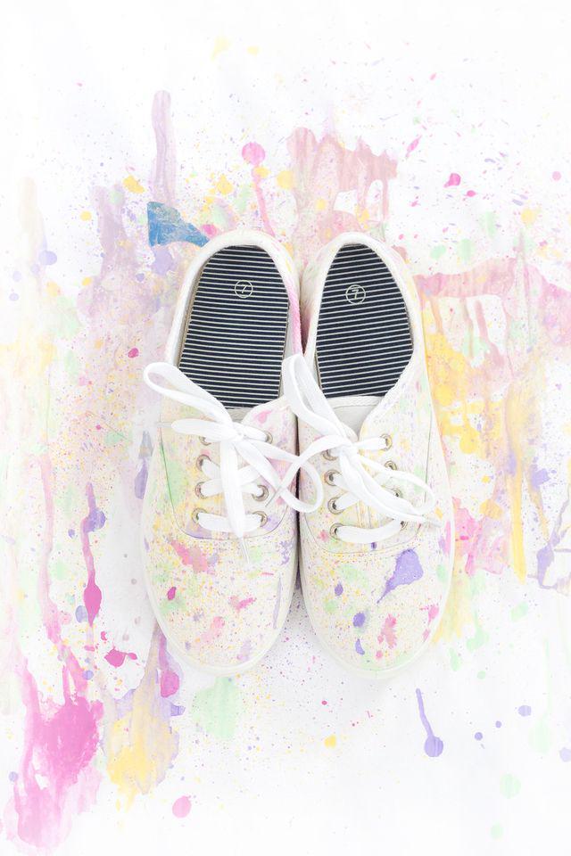 รูปภาพ:http://www.dreamgreendiy.com/wp-content/uploads/2015/09/14-32170-post/DIY-Paint-Splatter-Shoes-14.jpg