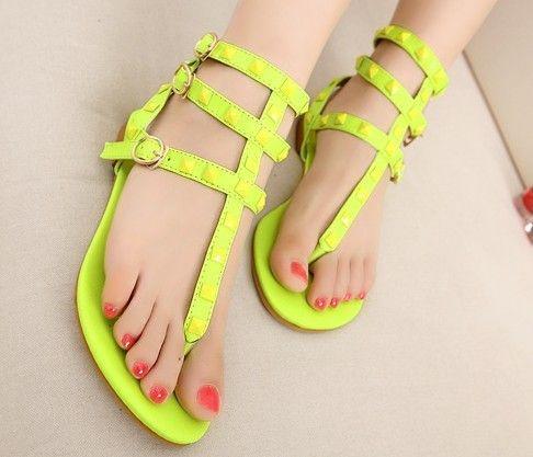 รูปภาพ:http://i00.i.aliimg.com/wsphoto/v0/931951392/2013-Fashion-rivets-flat-sandals-women-s-ankle-strap-gladiator-flip-flop-sandals-neon-color-yellow.jpg
