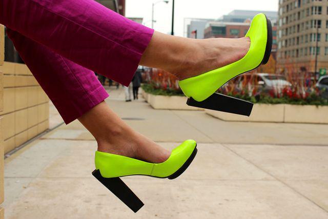 รูปภาพ:http://coralsandcognacs.com/wp-content/uploads/2012/11/neon-shoes-4.jpg