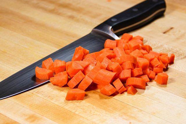 รูปภาพ:http://industryeats.com/wp-content/uploads/2015/11/diced-carrots-with-chefs-knife.jpg
