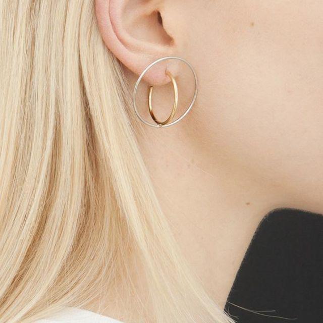 ภาพประกอบบทความ แฟชั่นต่างหู Hoop-Earrings ที่ใส่เมื่อไรก็สวยไม่มีตกเทรนด์