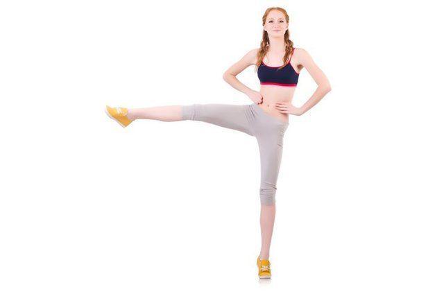 รูปภาพ:http://todayslifestyle.onlinebusinessse.netdna-cdn.com/wp-content/uploads/2014/08/15-Moves-for-a-Killer-Lower-Body-Workout-Squats-with-Alternating-Side-Kicks-4.jpg