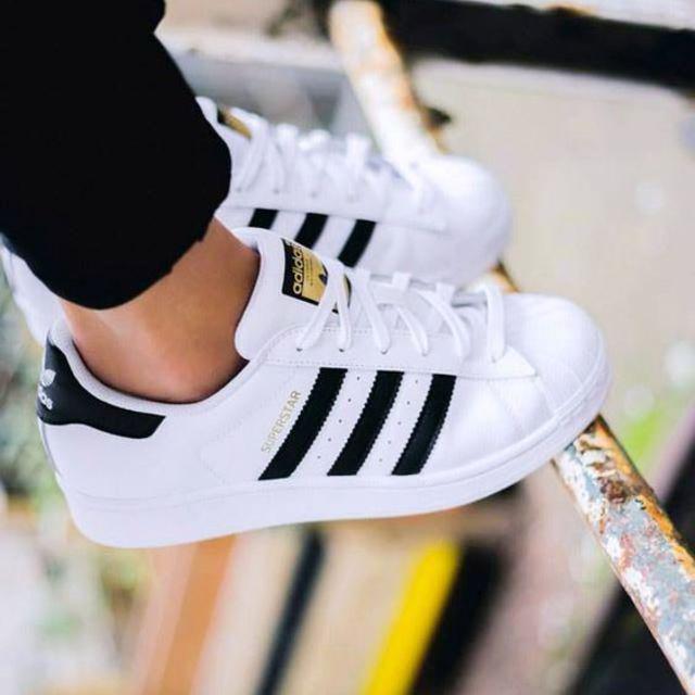 ภาพประกอบบทความ 56 สไตล์สาวเอเชีย x รองเท้าผ้าใบ 'Adidas Superstar' สวยไม่ซ้ำแบบ