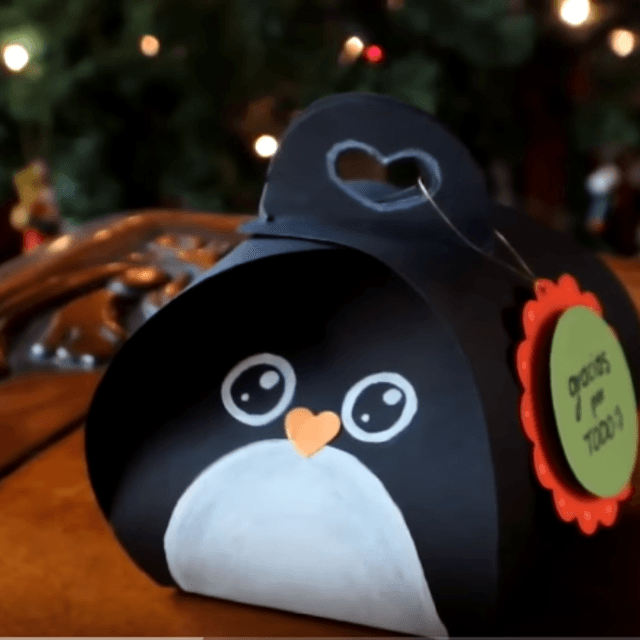 ภาพประกอบบทความ DIY จับ 'คุณเพนกวิน' มาทำ 'ห่อของขวัญ' ง่ายๆ ทำเองก็ได้