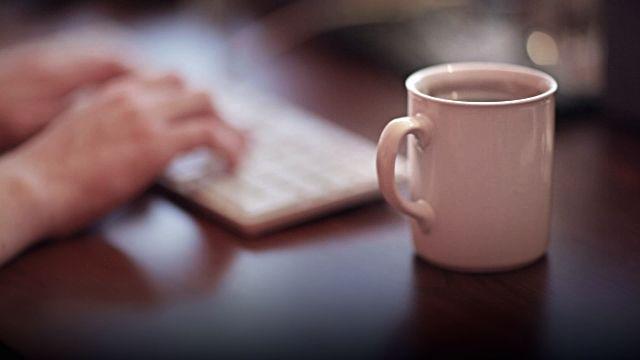 รูปภาพ:http://media.gettyimages.com/videos/coffee-mug-on-the-wooden-desk-video-id472847539?s=640x640