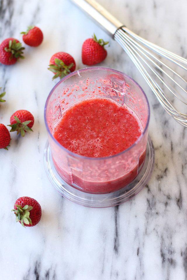 รูปภาพ:http://bestfriendsforfrosting.com/wp-content/uploads/2016/07/strawberry-and-cream-popsicle-recipe-final.jpg