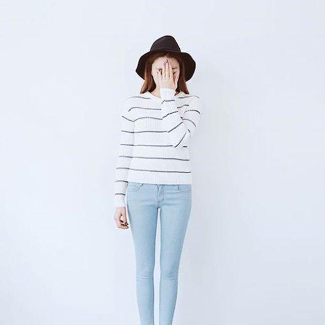 ภาพประกอบบทความ 25 แฟชั่น 'กางเกงยีนส์ขายาว' สีซีด มิกซ์กับอะไรก็ดูดี สาวเกาหลียังใส่!