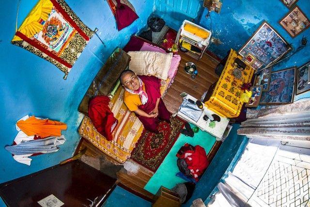 รูปภาพ:http://myroomphotos.com/wp-content/uploads/2014/05/ROOM385-PEMA-22years-old-Buddhism-Student-Katmandu-%E2%80%93-Nepal-1024x683.jpg