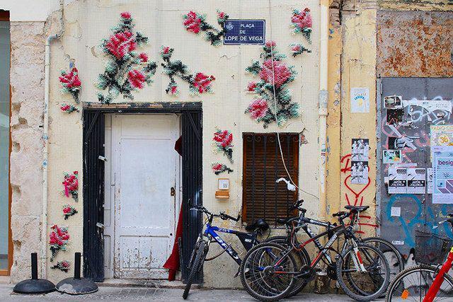 รูปภาพ:http://static.boredpanda.com/blog/wp-content/uploads/2016/09/floral-cross-stitch-street-installations-raquel-rodrigo-7.jpg
