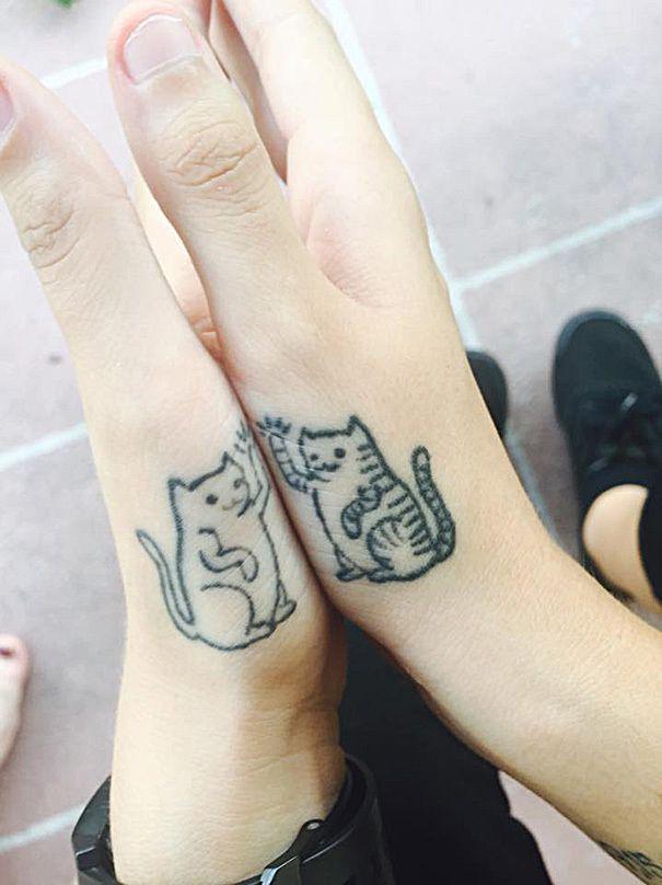 รูปภาพ:http://static.boredpanda.com/blog/wp-content/uploads/2016/09/best-friend-tattoo-ideas-57e905f2372e3__605.jpg