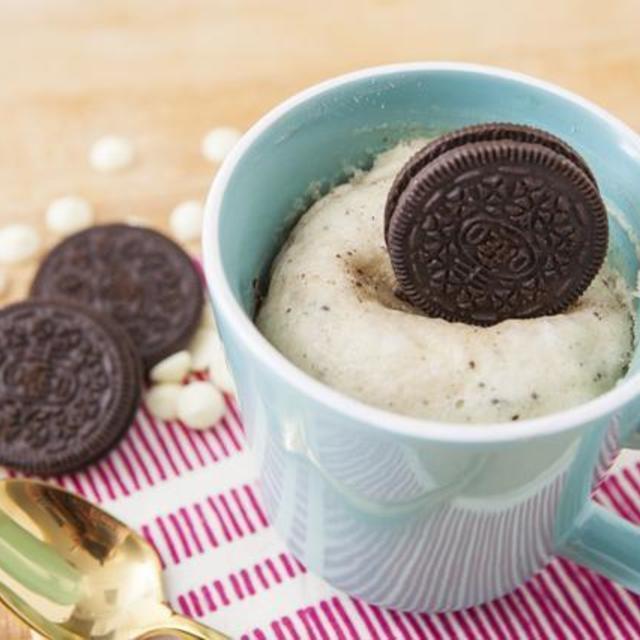 ภาพประกอบบทความ Oreo Cookies+Cream Mug Cake เค้กอร่อยในแก้วมัก ทำง่ายแค่ใช้ไมโครเวฟ