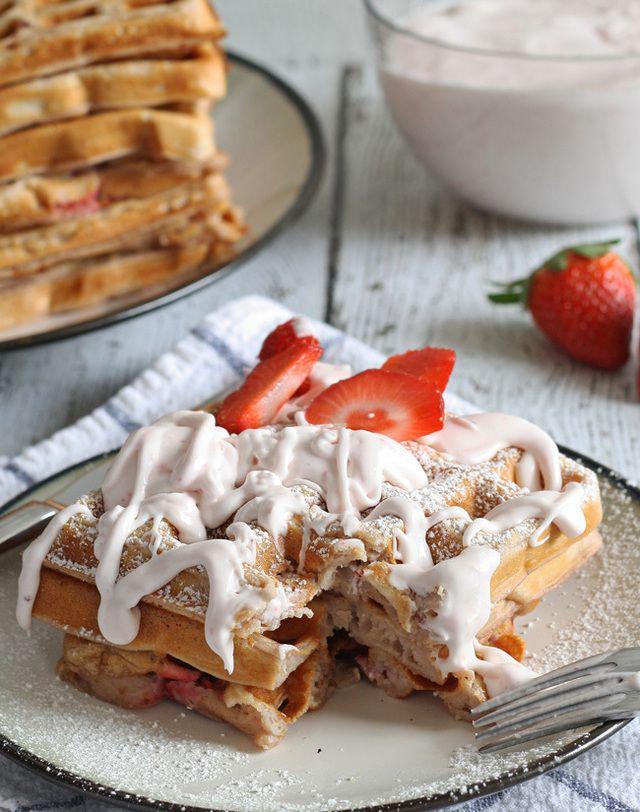 รูปภาพ:http://www.anightowlblog.com/wp-content/uploads/2015/02/strawberry-waffles-homemade-strawberry-cream-5.jpg
