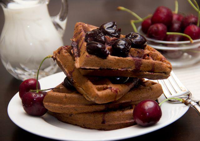 รูปภาพ:http://thescrumptiouspumpkin.com/wp-content/uploads/2012/09/chocolate-chocolate-chip-cherry-waffles.jpg