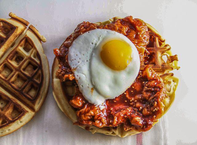 รูปภาพ:http://everydaygoodthinking.com/wp-content/uploads/2015/02/center-stage-korean-fried-chicken-waffles-sandwich-broad-appetite-7.jpg