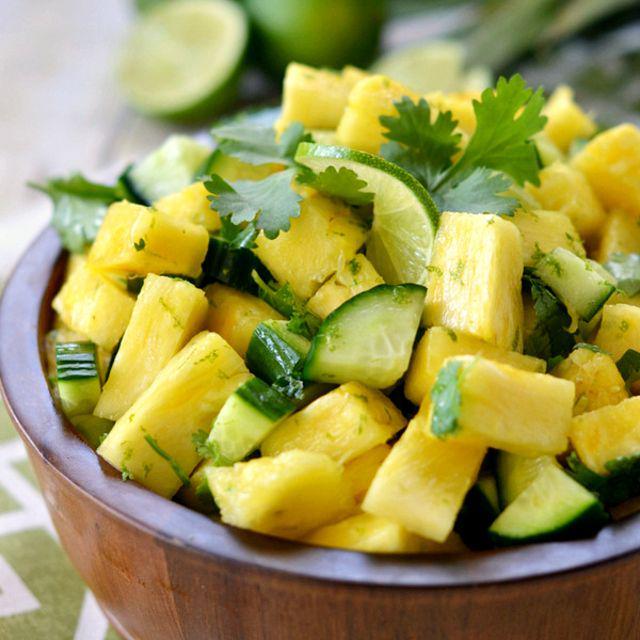 ภาพประกอบบทความ สูตรไดเอทแสนอร่อย Pineapple Cucumber Salad ทำง่ายมากกก