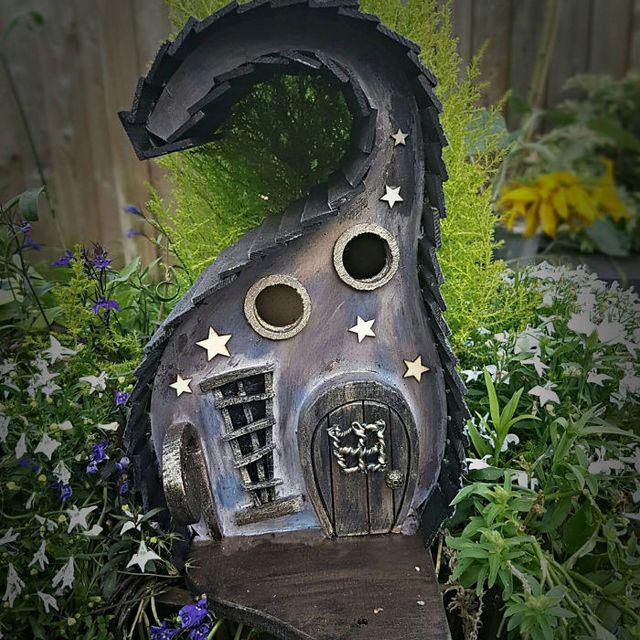 ภาพประกอบบทความ ไอเดีย 'บ้านนกสุดแฟนตาซี' เพิ่มความอัศจรรย์ ให้สวนสวยของบ้านคุณ!