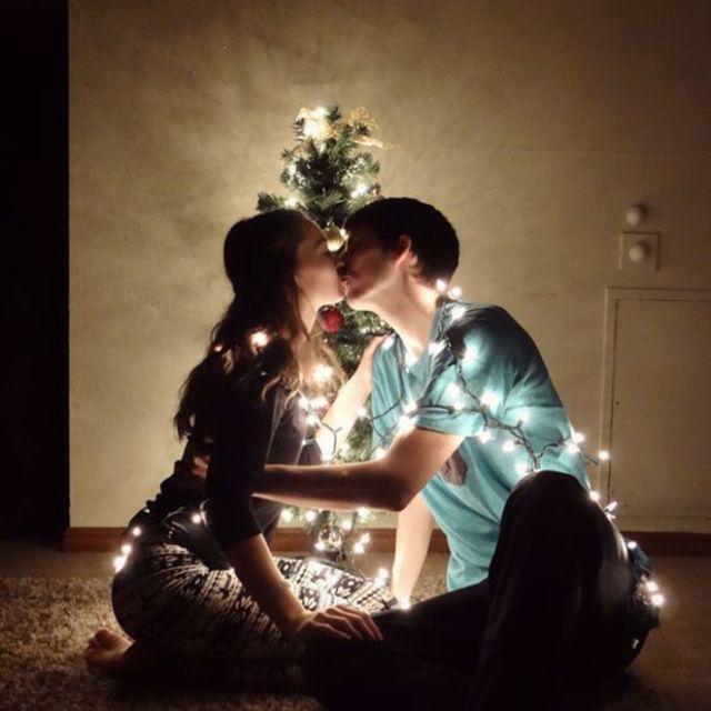 ภาพประกอบบทความ หวานเว่อร์! ไอเดีย 'ถ่ายรูปคู่กับแฟน' ให้เพื่อนๆ อิจฉา ต้อนรับคริสต์มาส
