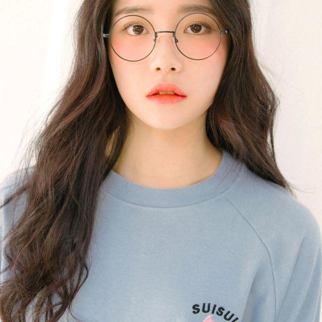 ภาพประกอบบทความ สวยทะลุแว่น! 'ไอเดียแต่งหน้าตอนใส่แว่น' ให้ลุคเนิร์ดสวยใสดูเป็นสาวเกาหลี 