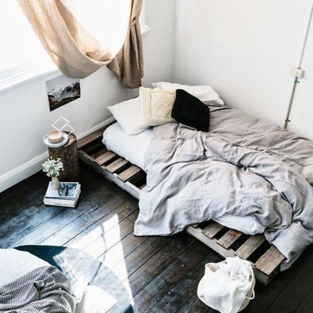 ภาพประกอบบทความ DIY เตียงนอน จาก "ไม้พาเลท" สุดเก๋ สร้างห้องนอนอบอุ่น ดูมินิมอลสุดๆ 