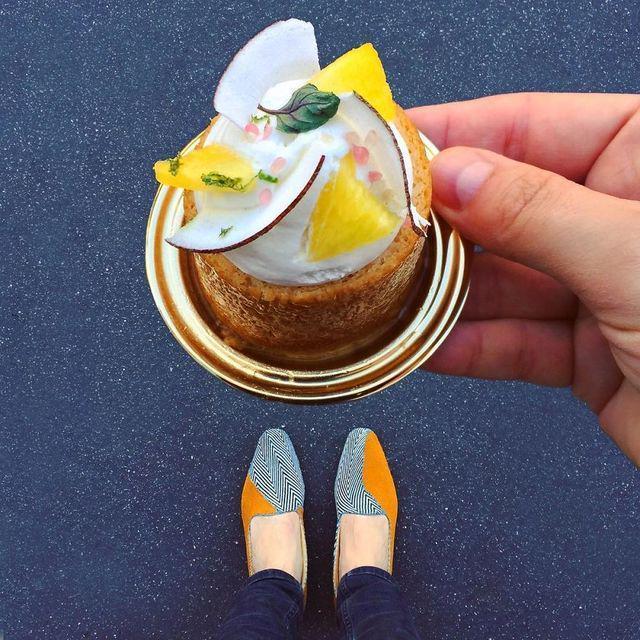 ภาพประกอบบทความ รวมไอเดียมิกซ์แอนด์แมทช์ 'ขนมหวานและรองเท้า!' จาก IG : Desserted_in_Paris 