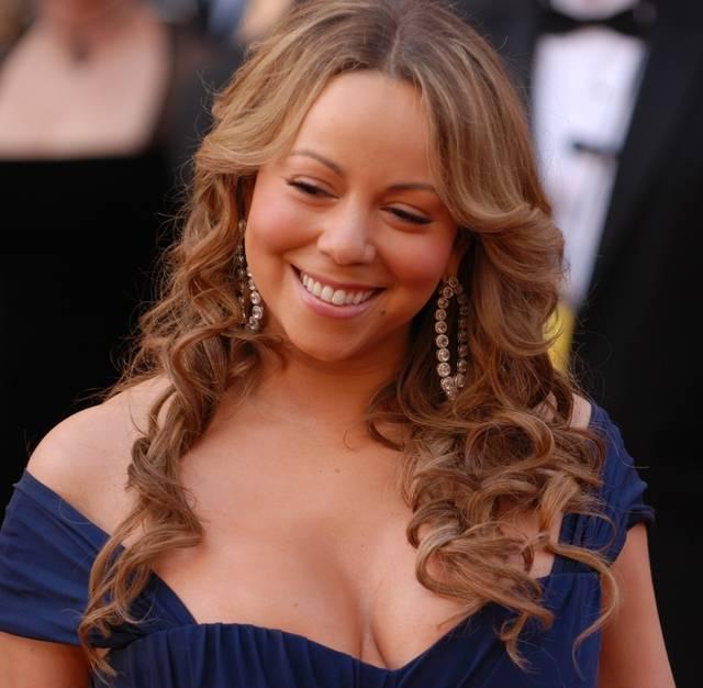 รูปภาพ:https://upload.wikimedia.org/wikipedia/commons/4/45/Mariah_Carey_@_2010_Academy_Awards.jpg