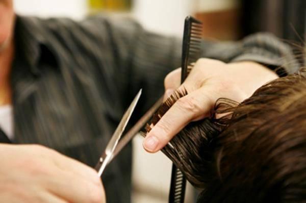 รูปภาพ:http://www.girlsallaround.com/wp-content/uploads/2014/11/2-cutting-hair-when-it-is-wet-Copy.jpg