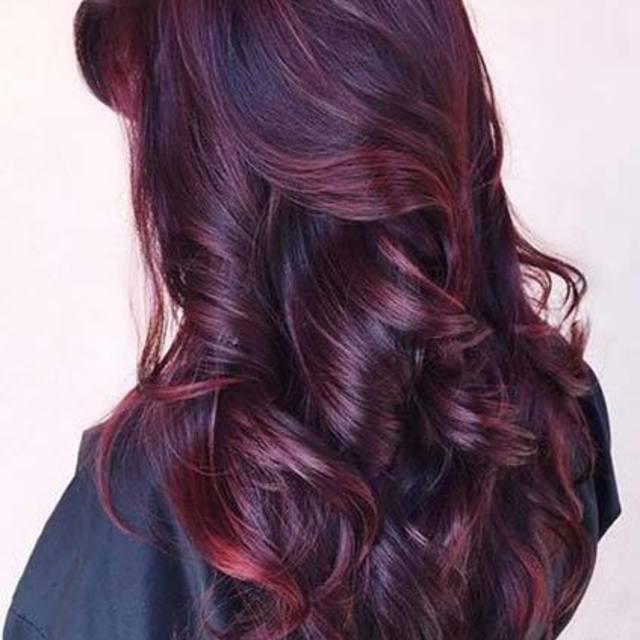 ภาพประกอบบทความ เปลี่ยนลุคให้ดูร้อนแรง ด้วยไอเดียสีผม 'Dark Red Hair ต้อนรับหน้าร้อน'! 