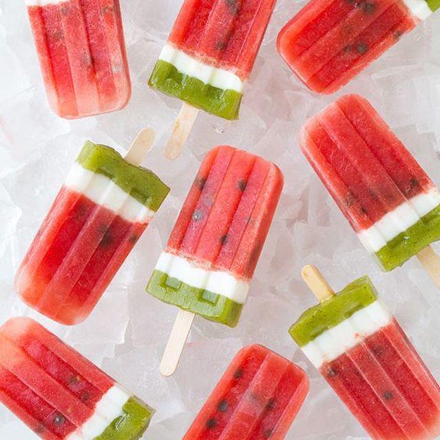ภาพประกอบบทความ ชวนทำ 'Watermelon Ice Pop' ไอติมแท่งแตงโมสุดน่ากินรับซัมเมอร์ กินแล้วปากแดง!!