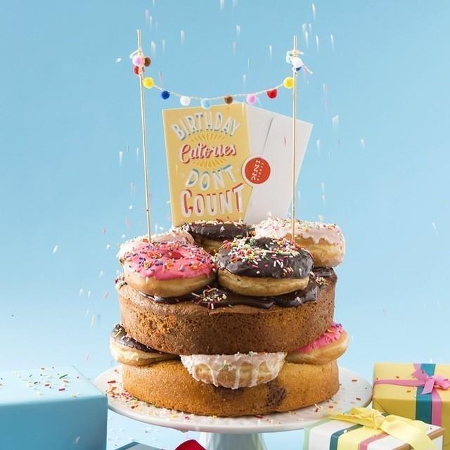 ภาพประกอบบทความ 4-Layer Donut Cake ขนมเค้กรูปแบบใหม่ รับประกันความอร่อย เก๋ไก๋ไม่ซ้ำใครสุดๆ