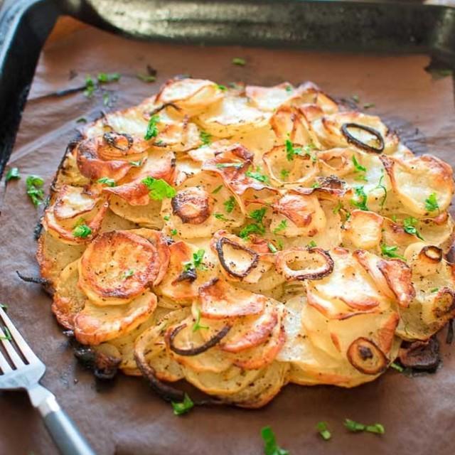 ภาพประกอบบทความ Simple Potato Cake with Onions แพนเค้กมันฝรั่งใส่หอมใหญ่ สูตรเด็ด กินเพลินเกินห้ามใจ