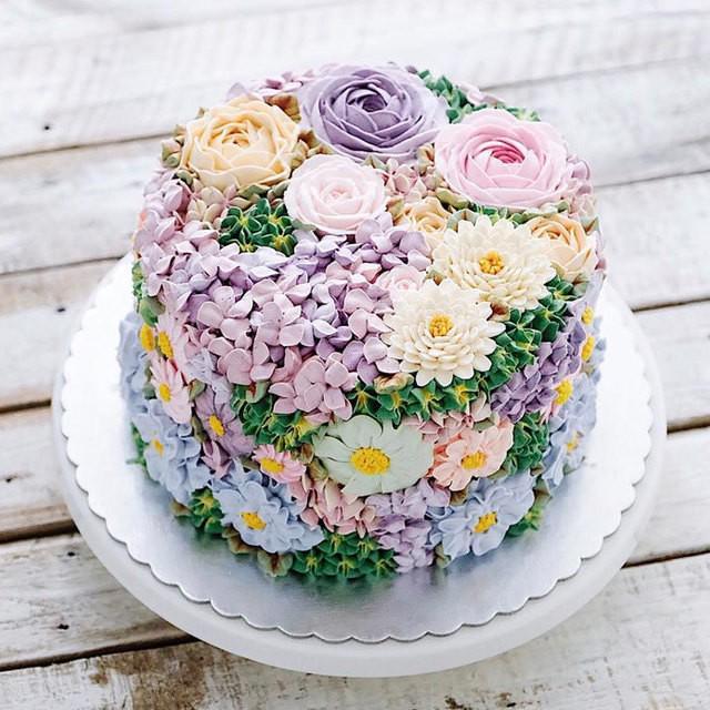 ภาพประกอบบทความ 20 ไอเดีย 'เค้กลายดอกไม้ (Flower Design Cake)' ได้กลิ่นอาย ถึงฤดูใบไม้ผลิ