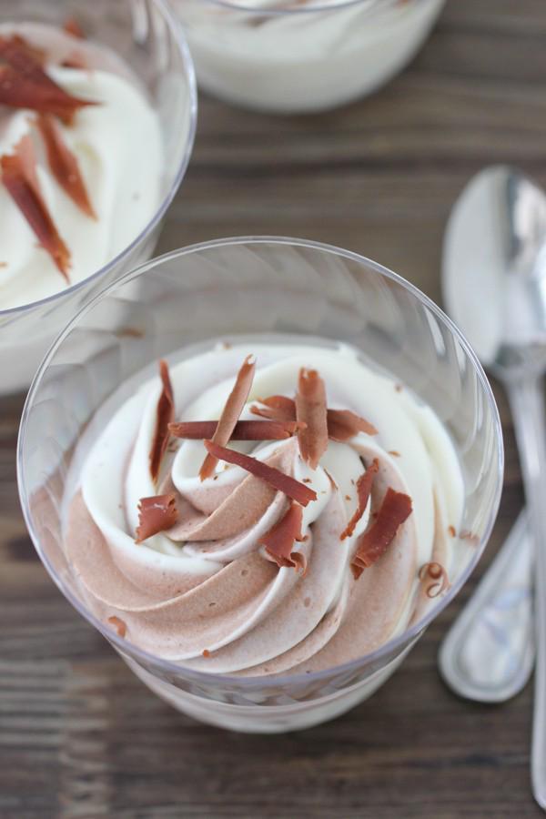 รูปภาพ:http://www.olgasflavorfactory.com/wp-content/uploads/2015/07/Creamy-Vanilla-and-Chocolate-Swirl-Ice-Cream-1-14.jpg