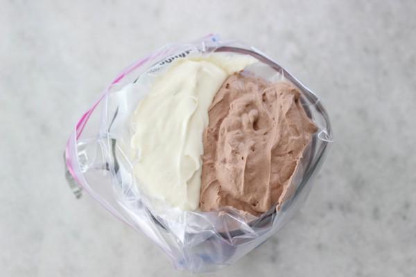 รูปภาพ:http://www.olgasflavorfactory.com/wp-content/uploads/2015/07/Creamy-Vanilla-and-Chocolate-Swirl-Ice-Cream-1-19.jpg